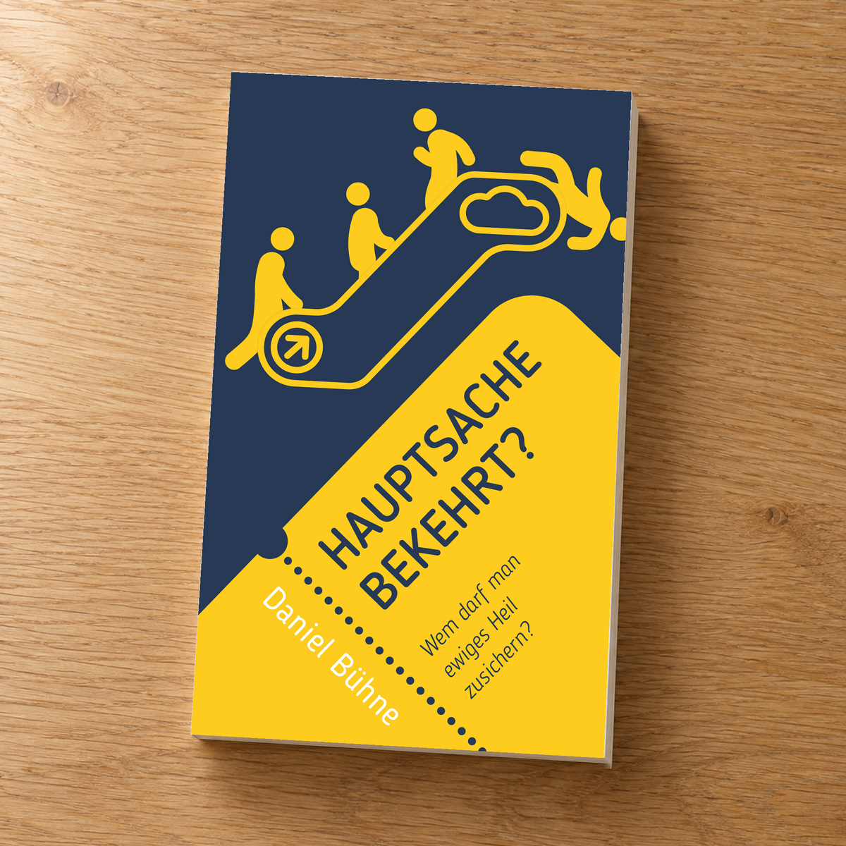 Hauptsache bekehrt? – Originalcover auf natürlichem Holztisch