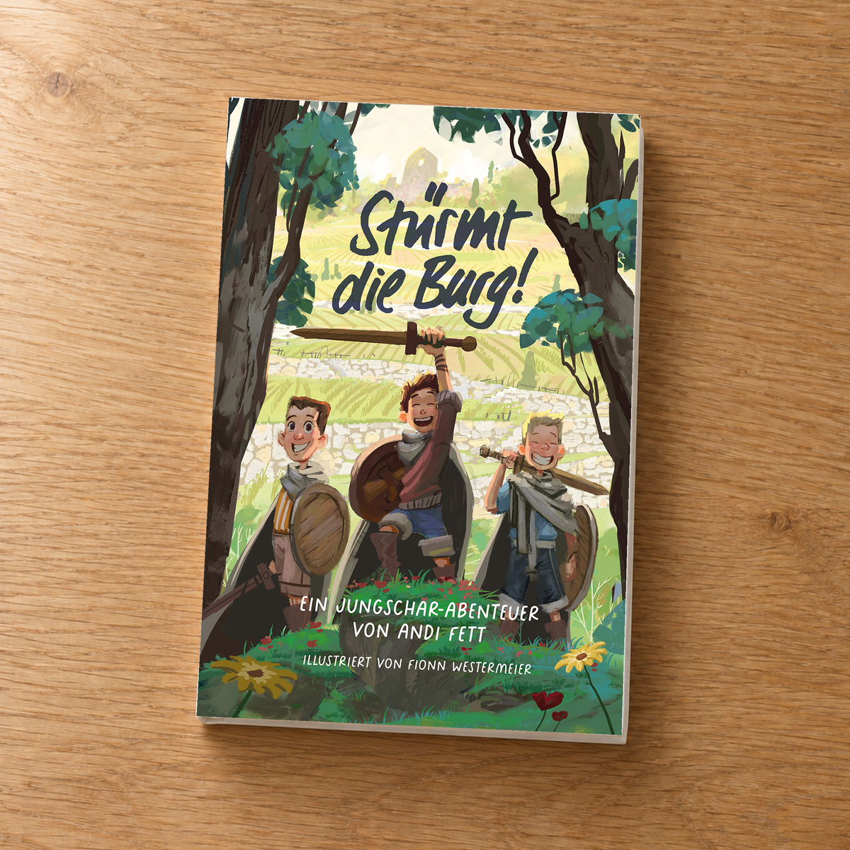 Stürmt die Burg! von Andreas Fett – Hardcover mit Originalcover auf natürlichem Holztisch